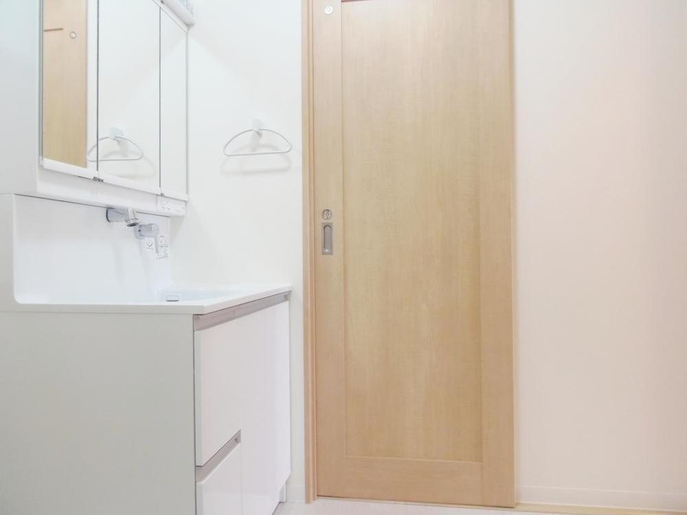 Wash basin, toilet. Basin in the powder room to project a variety of angles by three-sided mirror is full of clean