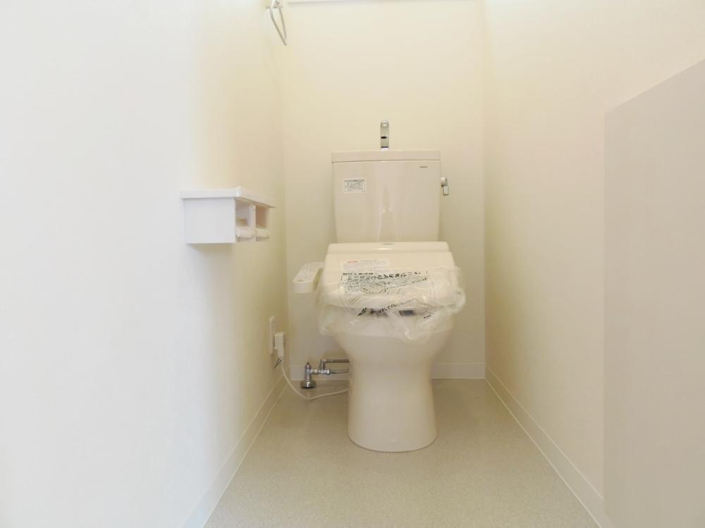Toilet. Toilet of simple scale serving space, Also the same specification is already setthingt to 1F and 2F