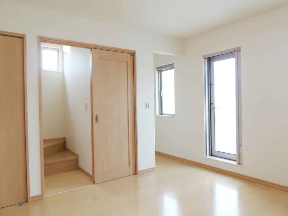 Non-living room. From 2F room, Peek stairs invites to the loft "8 pledge" of Master Bed Room