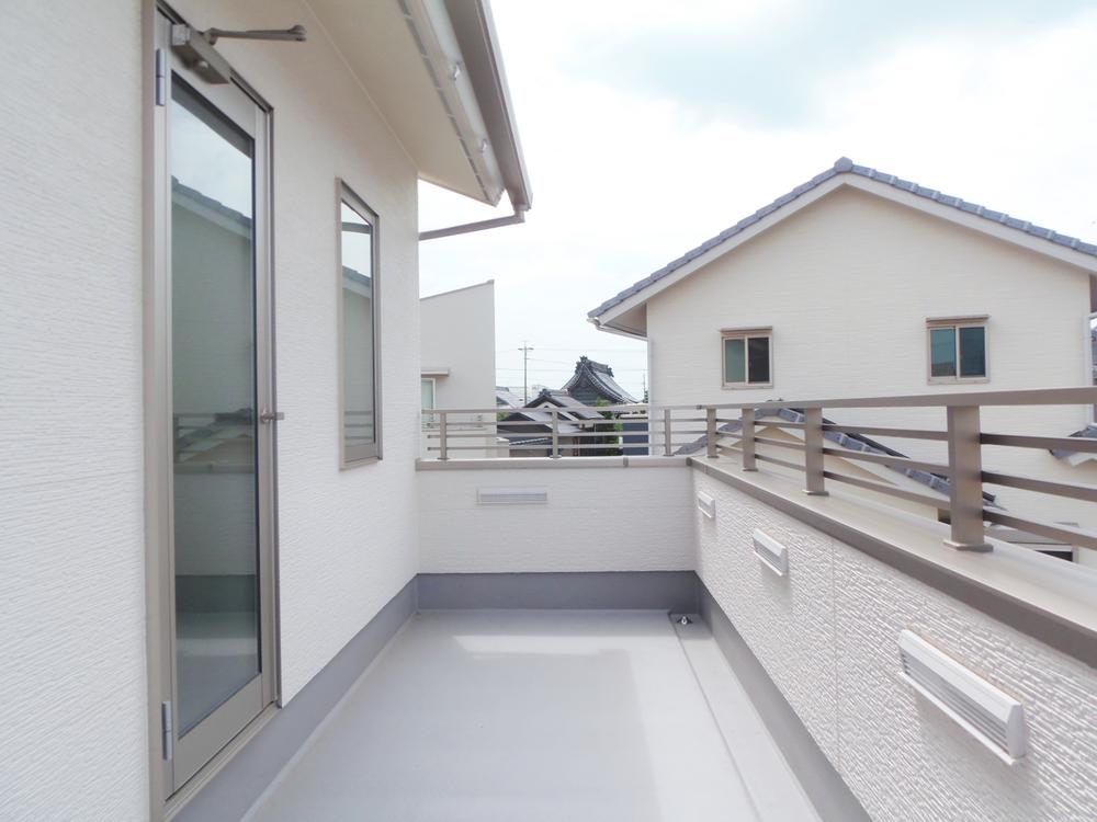 Balcony. North balcony, length is deeply, Versatile is and flexible space