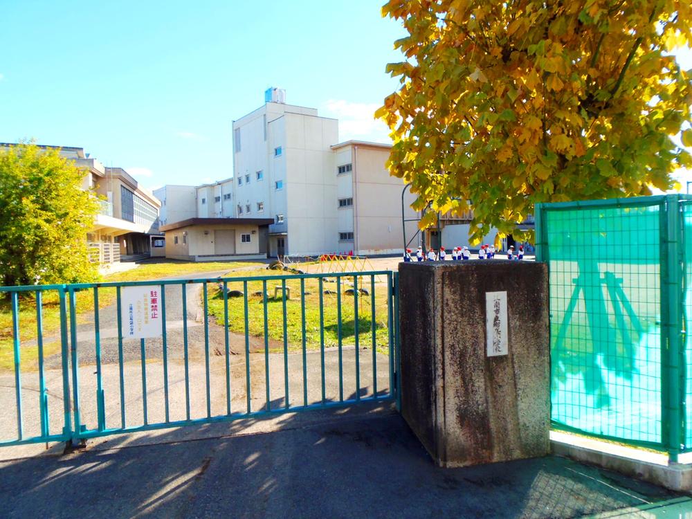 Primary school. Hotei elementary school  /  About 1700m