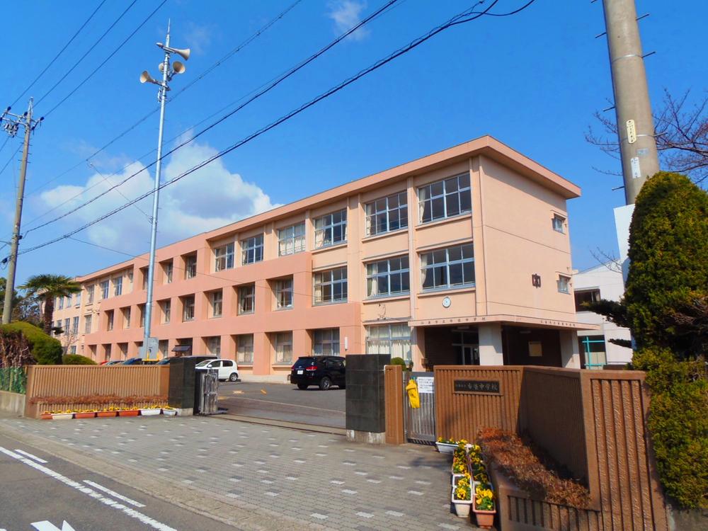 Junior high school. Hotei junior high school  /  About 1400m