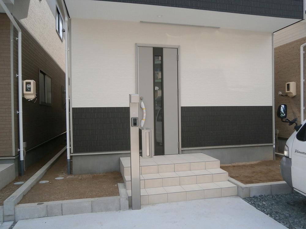 Entrance. Example of construction 