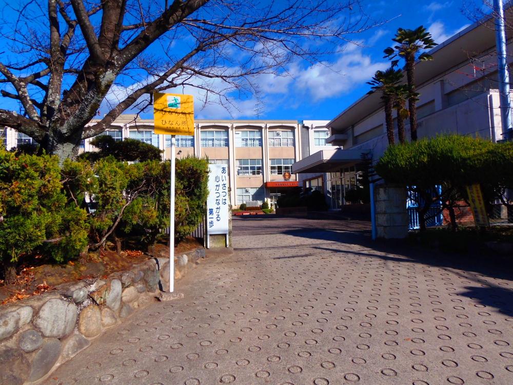 Primary school. Hotei North Elementary School  /  About 1050m ・ Total number of students  419 people ・ Each grade 2 ~ 3 class organization (fiscal 2012)
