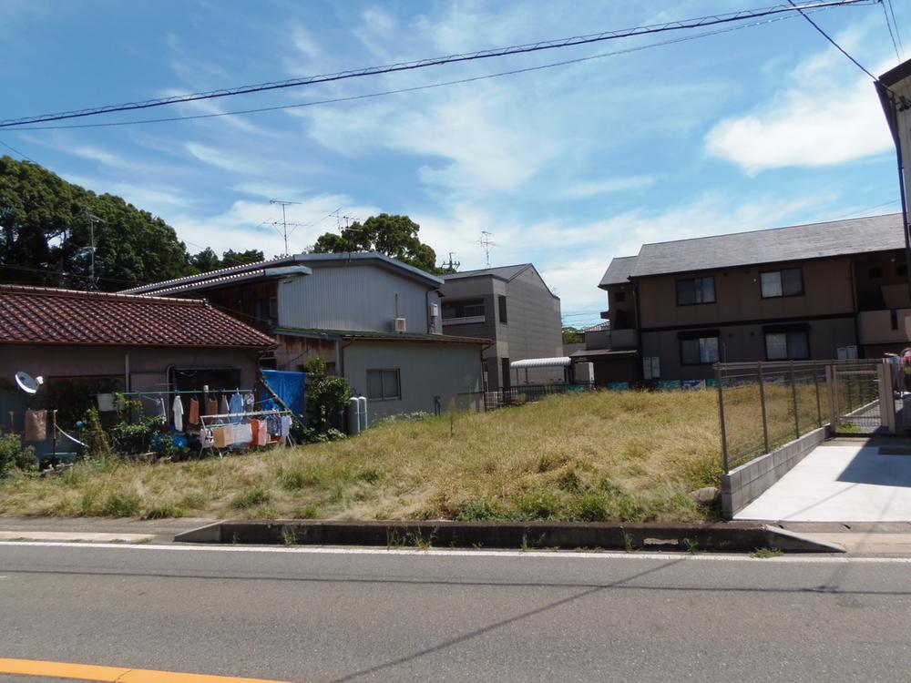 Local photos, including front road. Near view from the northwest, There is a shrine to the left back photo. 