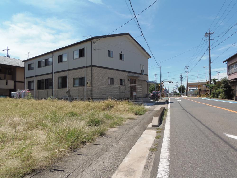 Local photos, including front road. Shooting from the east side of the property, In front of the apartment house will be the site which is in front. 