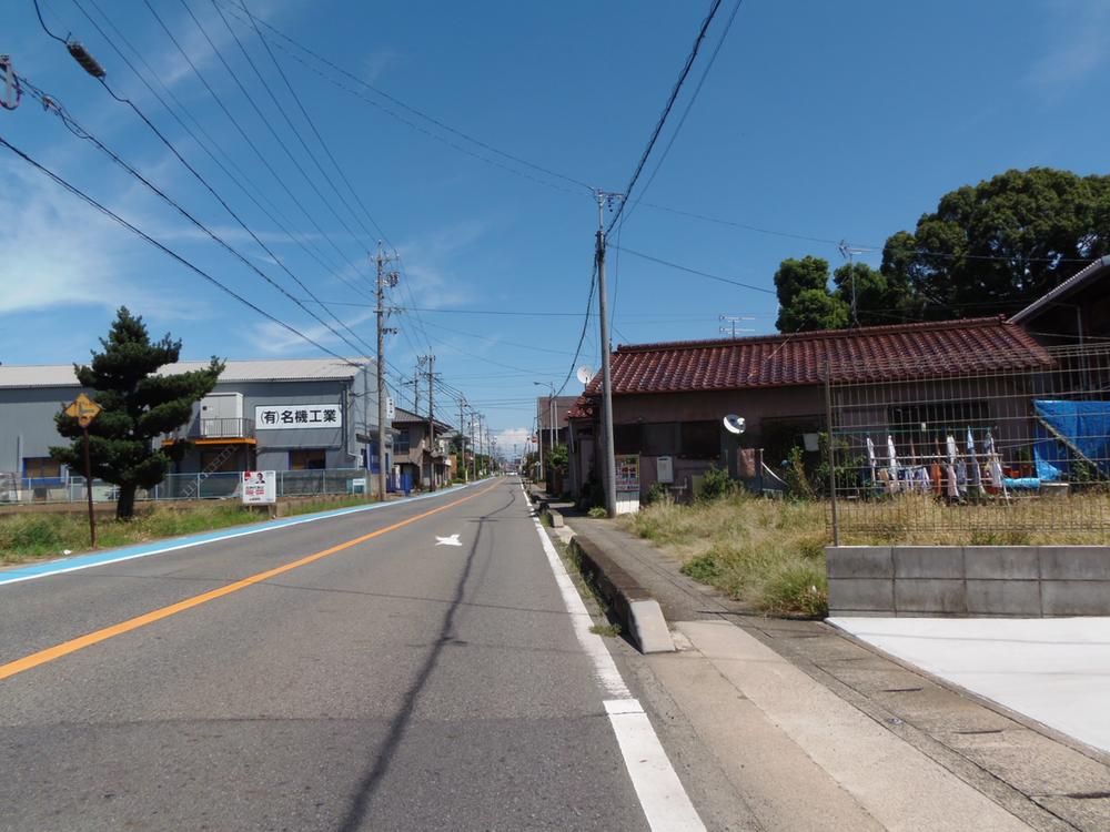 Local photos, including front road. Front road is the outlook good environment. 