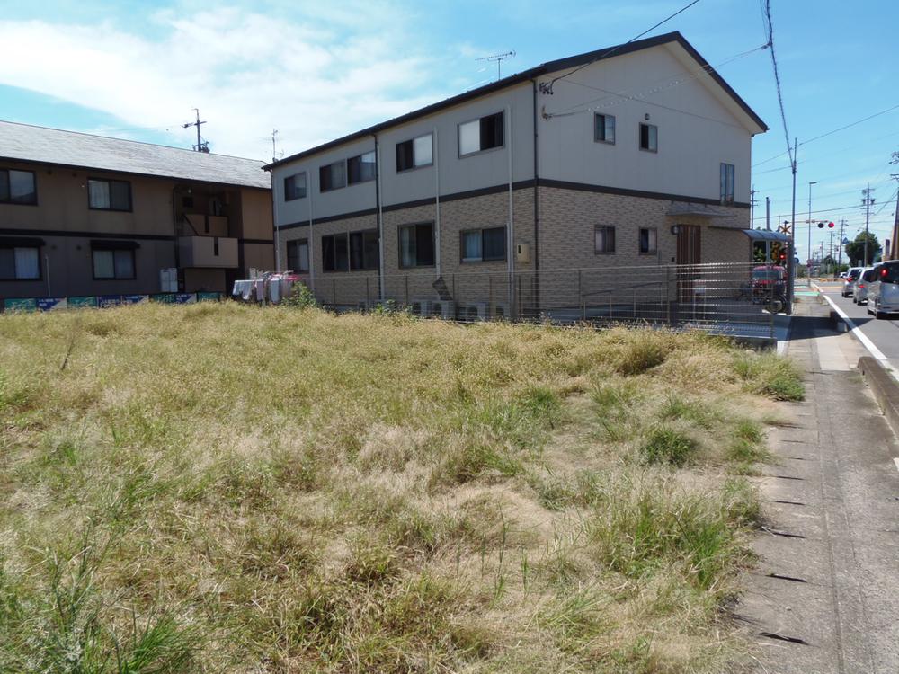 Local appearance photo. Panoramic view of the land, Living environment spread blue sky. Lined with low-rise housing in the surrounding area. 