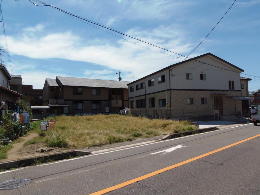 Local photos, including front road. Panoramic view of the land, Living environment spread blue sky. Lined with low-rise housing in the surrounding area. 
