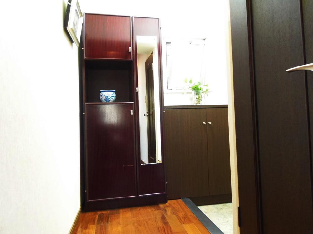 Entrance. It is Mixture by amber and burgundy, In the entrance hall to be a fast touch you Kitaichi the presence.
