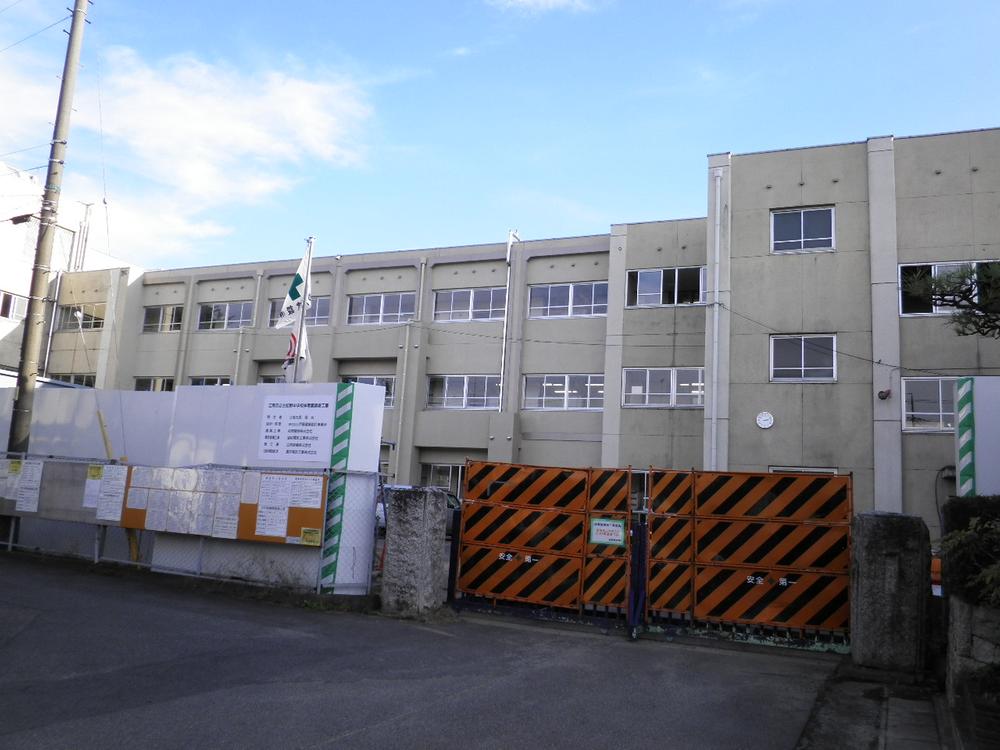 Junior high school. 942m to Gangnam Municipal Kochino junior high school