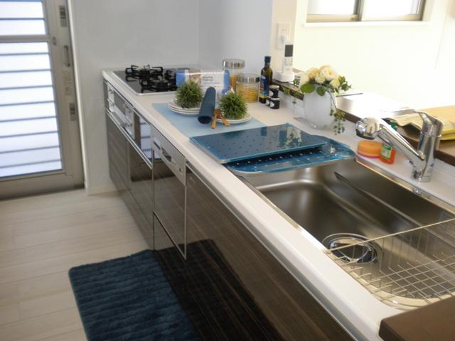 Kitchen. Secure a work space by the middle space and the plate in the sink. Realize a wide sink and a large cooking space. Kitchen of TakaraStandard the daily cooking fun