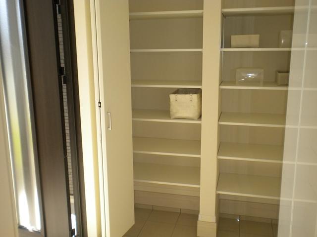 Receipt. Closet of the large dirt floor is not attached to the entrance to the other cupboard, But it should help in such as storage of golf back. 