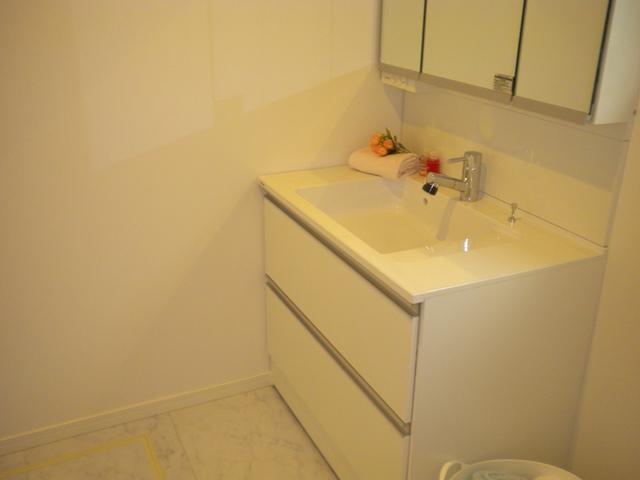 Wash basin, toilet. Refreshing basin space of depth 550mm ☆ Counter there is no seams and gaps. Panasonic just wipe the dirt even Sasa' Wash