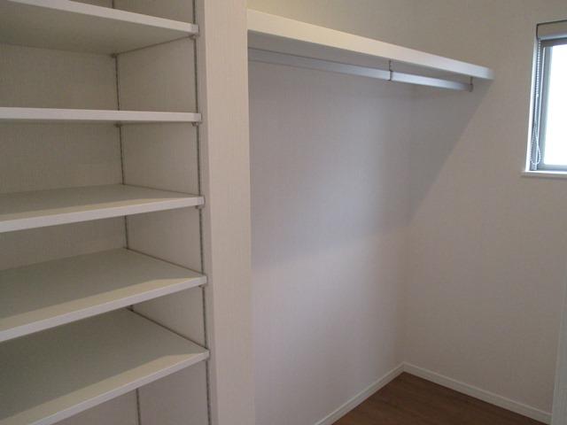 Receipt. Is a broad there is also in over Quinn closet 3 pledge to clean and be tidy clothes there is also a movable shelf. 