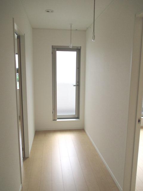 Other introspection. It is very convenient since been out without Chickadees the room is also equipped with Hosukurin and sensor lights Hoseru the laundry in a room in the hall Ctype to balcony.  ※ Shooting H25.11.1