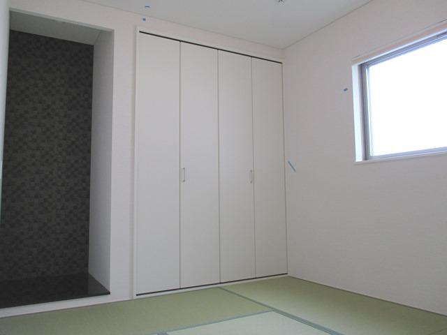 Non-living room. It makes changing the impression of the room by putting the accent on the alcove of the wall. 