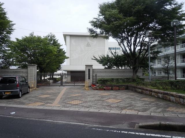 Junior high school. Miyoshi until municipal Miyoshi Junior High School 1675m