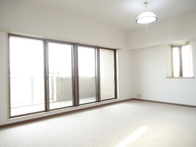 Living. Renovation to feel the bright sunshine and Sansan [Cross re-covering ・ Please refer to the carpet re-covered] has been living dining.