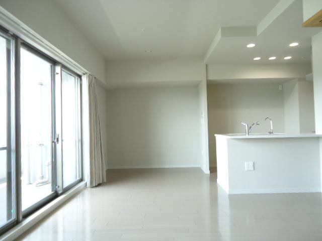 Living. Please refer to the spacious about 15.4 Pledge living dining kitchen feel Sansan the bright sunshine.