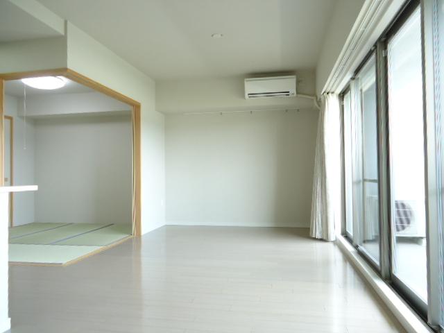 Living. Please refer to the spacious about 15.4 Pledge living dining kitchen feel Sansan the bright sunshine.