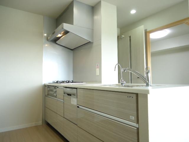 Kitchen. Thinking from a woman's point of view, Face-to-face open system kitchen of about 3.4 quires utilizing the voice of the woman [water purifier, Dish washing and drying machine, Please refer to the attached counter].
