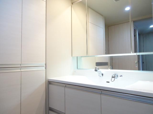 Wash basin, toilet. Washstand was spacious with a linen cabinet ・ Please refer to the wash room.