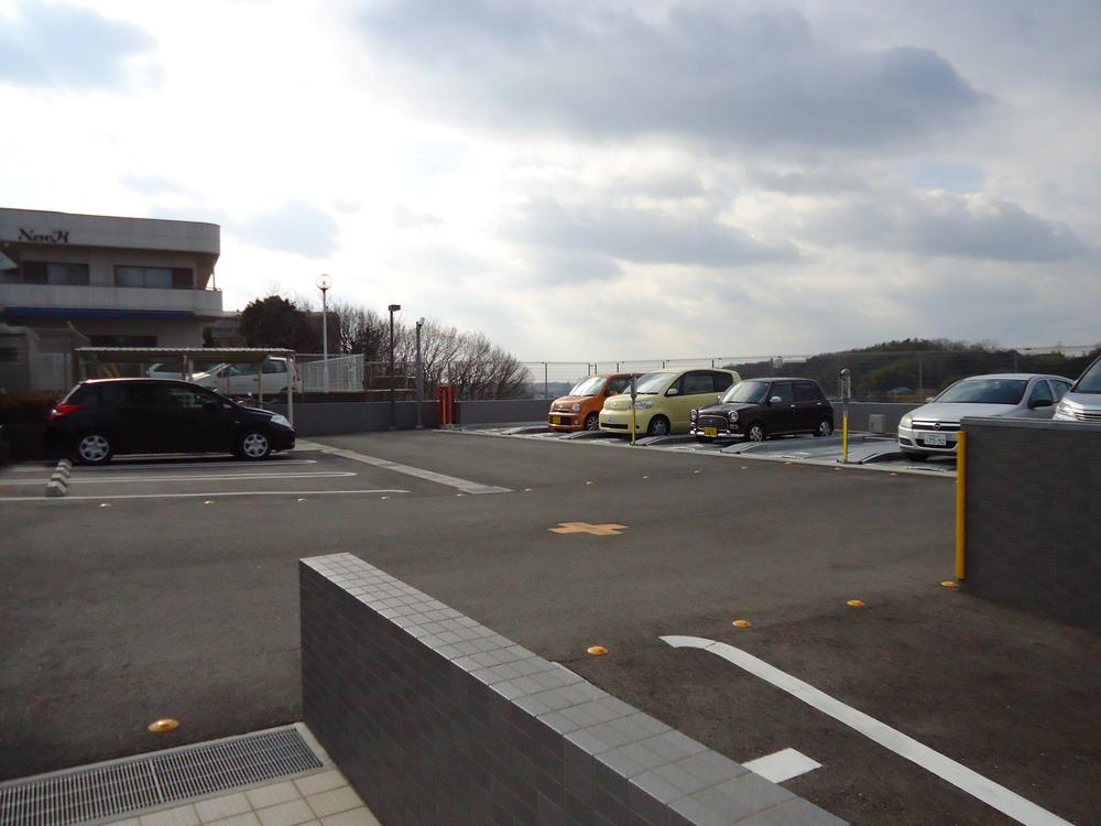 Parking lot. On-site parking [because there is a free section, One can be ensured]