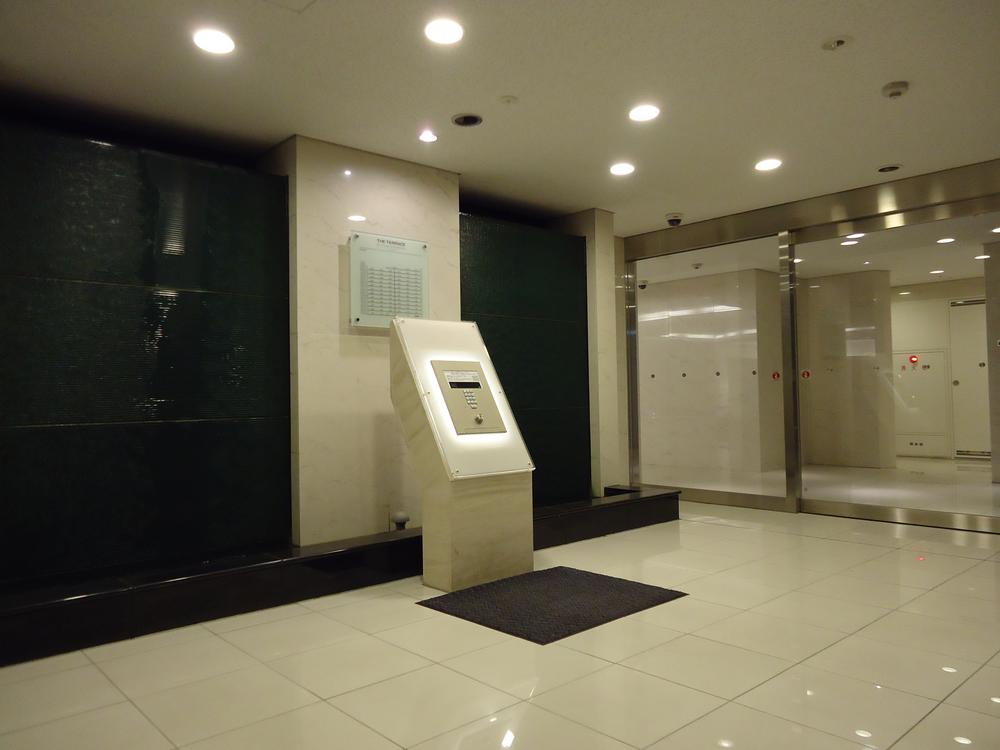 Entrance. Please refer to the entrance hall [Water Wall, There is auto lock on the left and right]