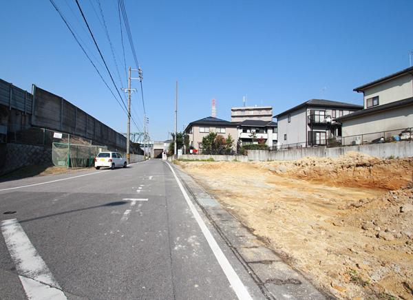 Local photos, including front road. Local early December shooting