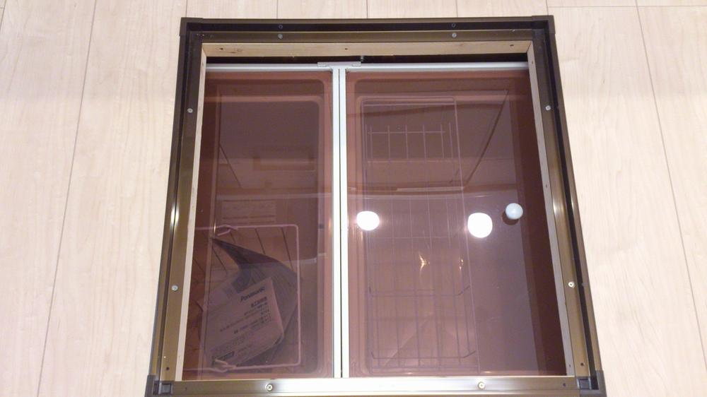 Same specifications photos (Other introspection). Sliding under the floor storage