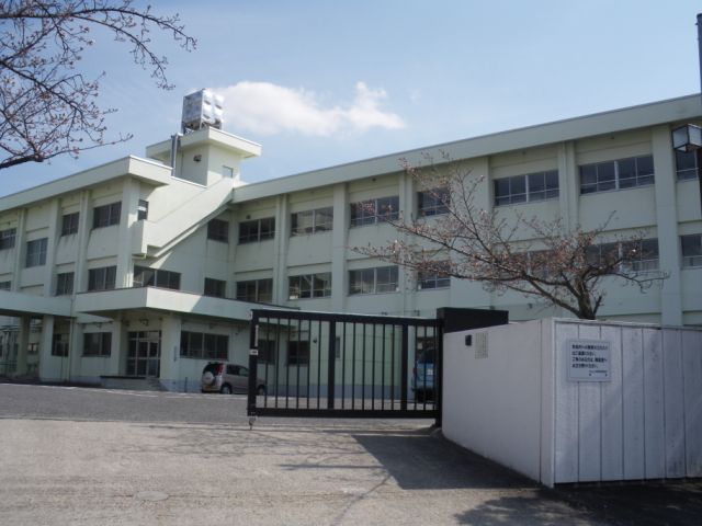 Primary school. Municipal Miyoshi until the elementary school (elementary school) 480m