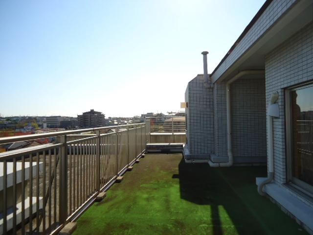 Balcony. Please refer to the spacious east side roof balcony of about 40.70 sq m.