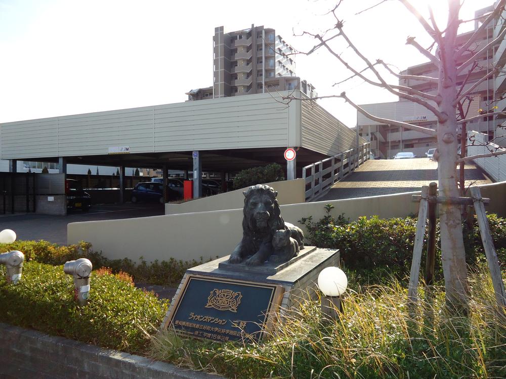 Parking lot. Lion and the self-propelled car park [parking installation rate 125%, One can be ensured]