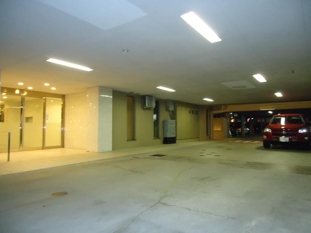 Other common areas. Please refer to the spacious covered driveway.