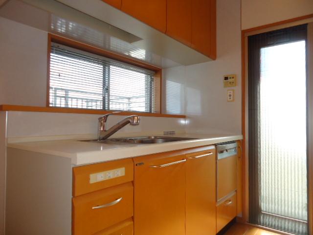 Kitchen. About 4.3 Pledge of face-to-face system kitchen [dishwasher dryer, Kiyoshikatsu water dispenser, Disposer down Wall cabinet, Face-to-face counter, Please refer to the back door, etc.].