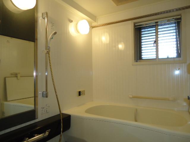 Bathroom. The window is marked with 1620 [160 × 200cm] spread of the bath of size [bathroom ventilation drying heater ・ Otobasu ・ Three dry function ・ Please refer to the Karari with floor].