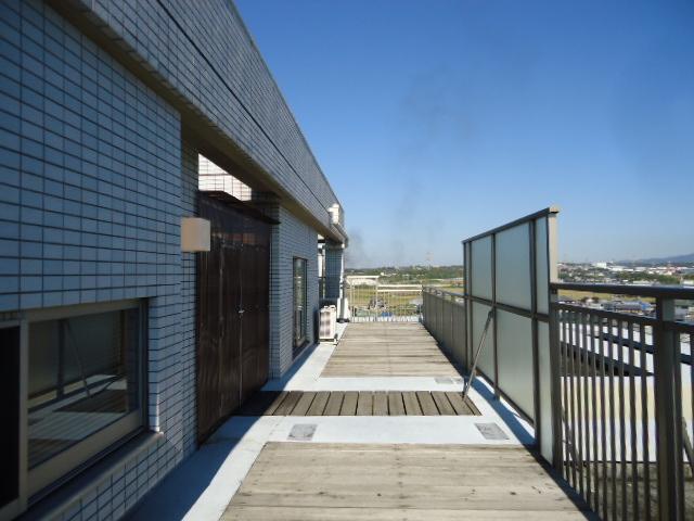 Balcony. Please refer to the spacious east side roof balcony of about 48.01 sq m.