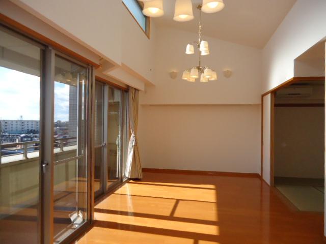 Living. Spacious about 19.4 Pledge feel the bright sunshine and Sansan ・ Please refer to the living-dining kitchen with a ceiling height of 3.9m top light. Widely available by connecting with about 6 quires of Japanese-style room.