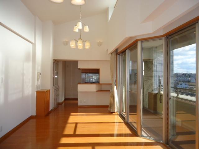 Living. Spacious about 19.4 Pledge feel the bright sunshine and Sansan ・ Please refer to the living-dining kitchen with a ceiling height of 3.9m top light.