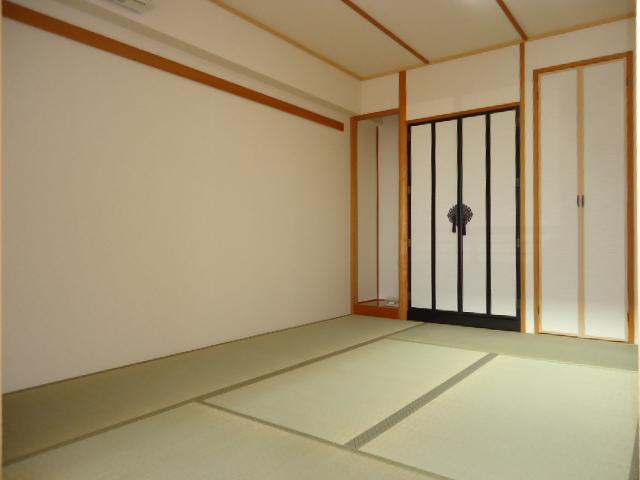 Non-living room. Please refer to the spacious and about 6 Pledge of Japanese-style room leading to the living-dining was.
