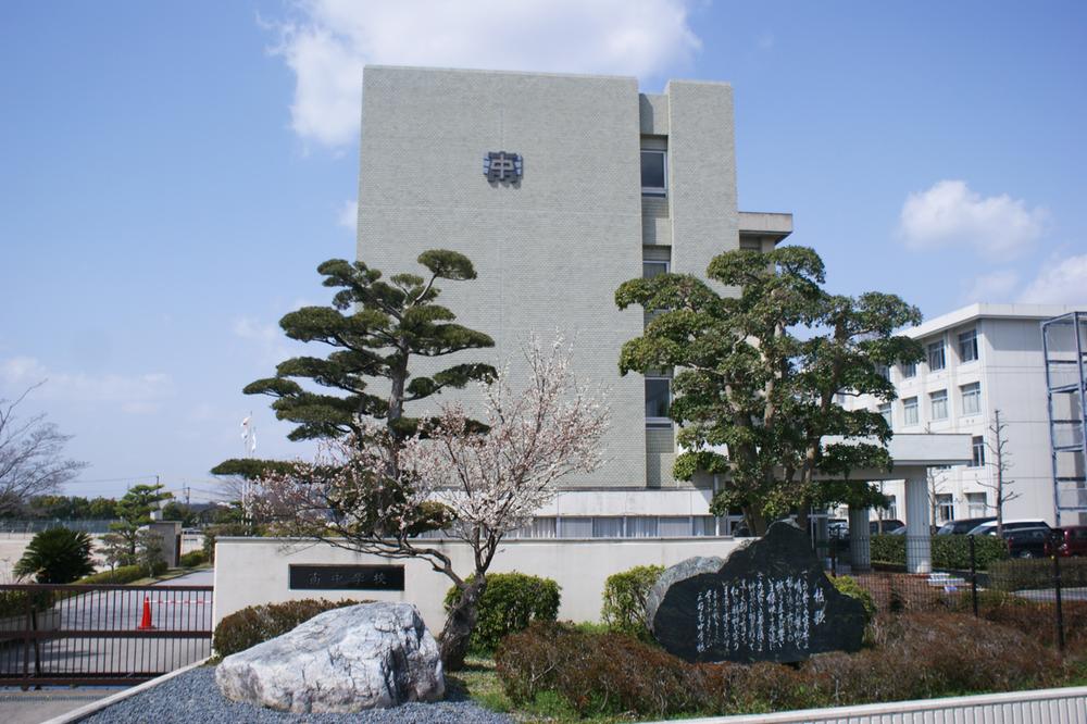 Junior high school. 320m until the Municipal South Junior High School