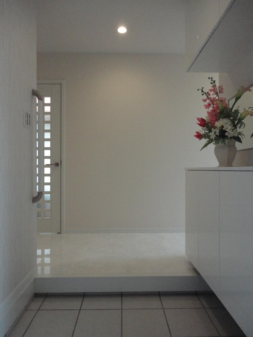 Entrance. Entrance to the floor of the marble is floating luxury (same specifications)