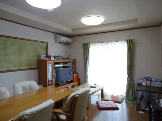 Living. Please refer to the about 15 tatami living dining kitchen of bright sunshine is plug and Sansan. South Japanese-style room can be used widely by connecting with the living-dining.