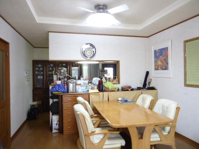 Living. Please refer to the about 15 tatami living dining kitchen of bright sunshine is plug and Sansan. South Japanese-style room can be used widely by connecting with the living-dining.
