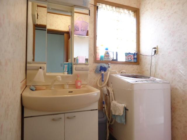 Wash basin, toilet. Washbasins bright sunshine was spacious plug and Sansan ・ Please refer to the wash room.