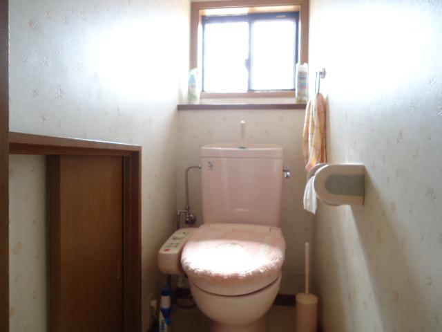 Toilet. The first floor toilet that bright sunshine is plug and Sansan, Please refer to the storage space using the under stairs.