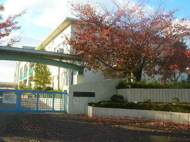 Primary school. Miyoshi Municipal Midorigaoka to elementary school 1437m