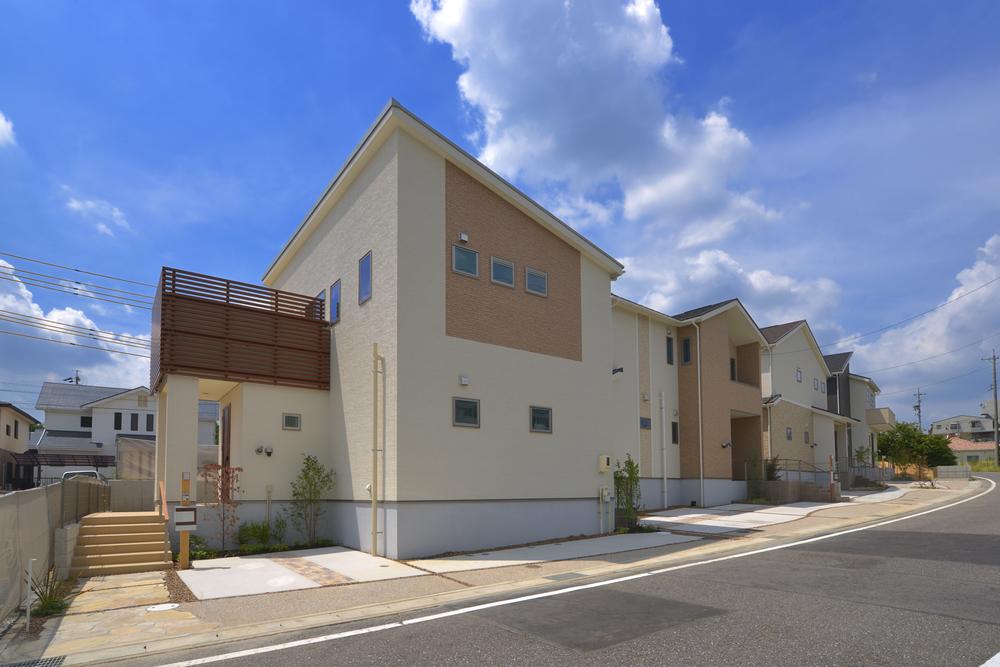 Local photo site (August 23, 2013) shooting, including front road. Local photos, including front road