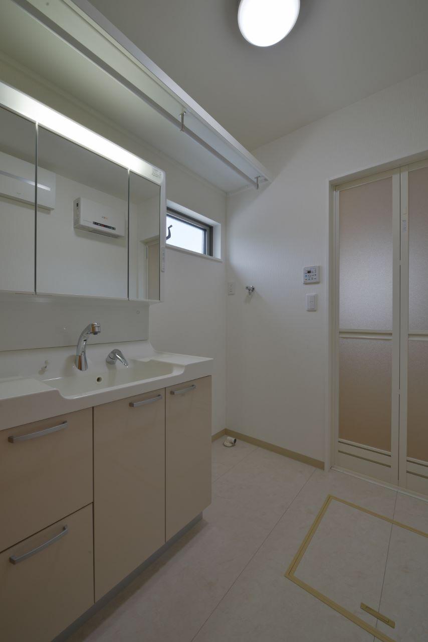 Wash basin, toilet. (No. 5 place House) basin undressing room Local (August 23, 2013) Shooting